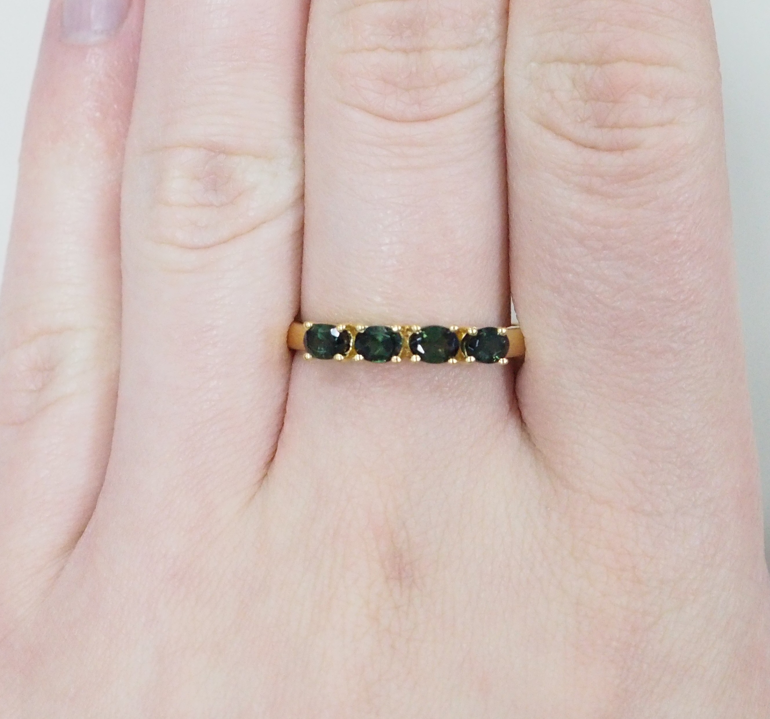 Серебряное кольцо 925 пробы; вставки 4 Турмалин зеленый 0,65 ct.;